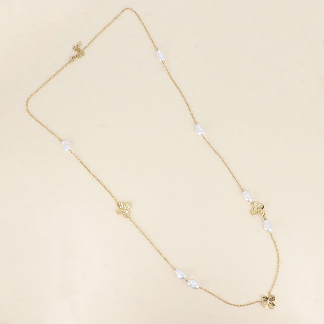 Sautoir - pendentifs fleurs et perles de résine