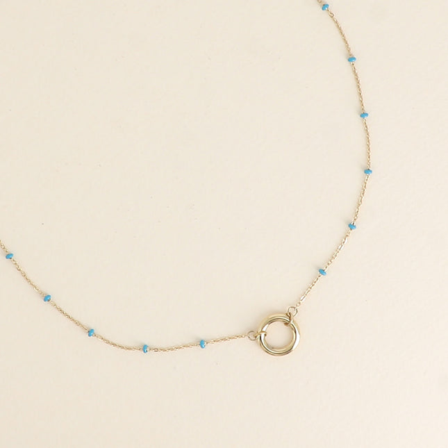 Collier - chaîne aux perles émaillées et anneau rond