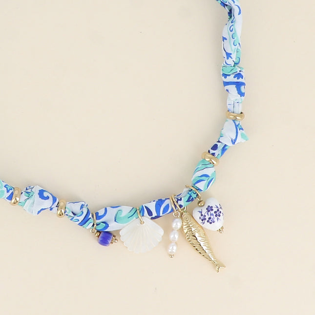 Collier - tissu ruban, coeur en céramique émaillée, coquillage nacré, poisson et perles d'eau douce