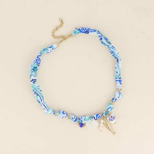 Collier - tissu ruban, coeur en céramique émaillée, coquillage nacré, poisson et perles d'eau douce