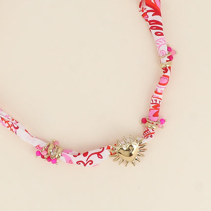 Collier - tissu ruban, pendentif coeur embrasé et perles