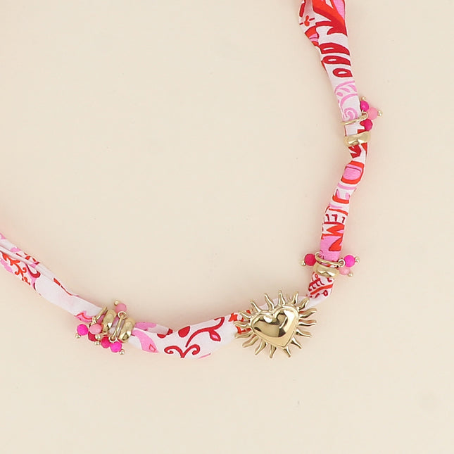 Collier - tissu ruban, pendentif coeur embrasé et perles
