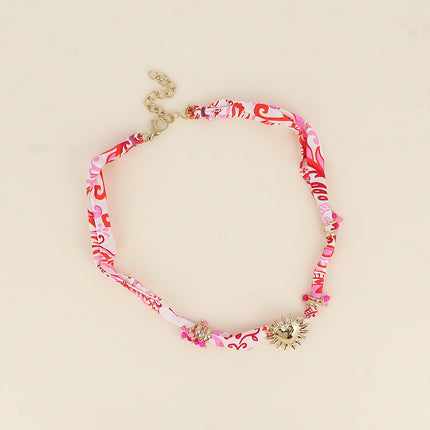 Collier - tissu ruban, pendentif coeur embrasé et perles
