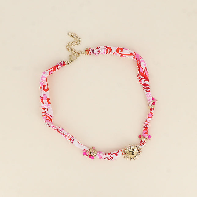 Collier - tissu ruban, pendentif coeur embrasé et perles