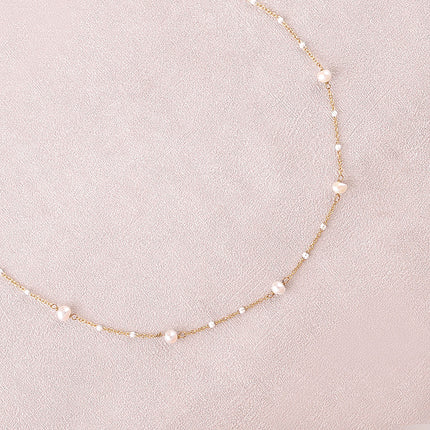 Collier - chaîne aux touches émaillées et 5 perles d'eau douce