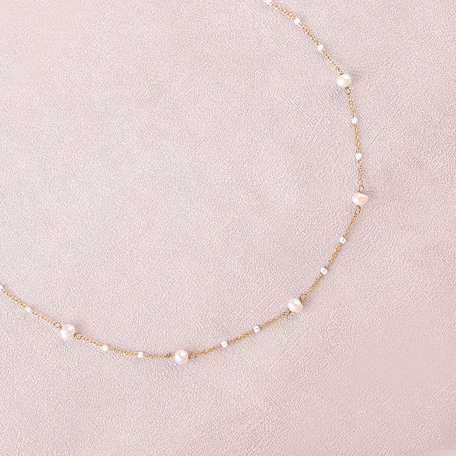 Collier - chaîne aux touches émaillées et 5 perles d'eau douce