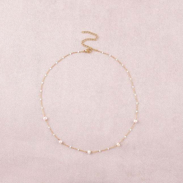 Collier - chaîne aux touches émaillées et 5 perles d'eau douce