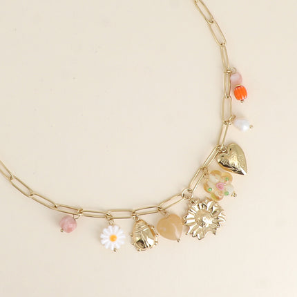 Collier - coccinelle, fleur en résine, coeur perlé, fleur, coeur aux fleurs gravées