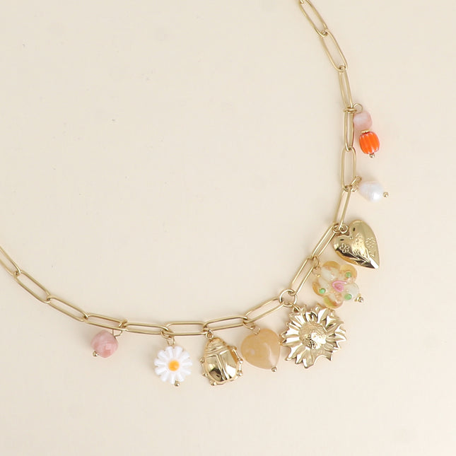 Collier - coccinelle, fleur en résine, coeur perlé, fleur, coeur aux fleurs gravées