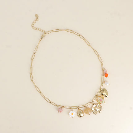 Collier - coccinelle, fleur en résine, coeur perlé, fleur, coeur aux fleurs gravées