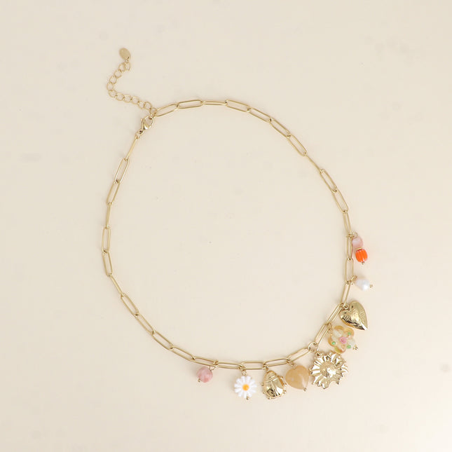Collier - coccinelle, fleur en résine, coeur perlé, fleur, coeur aux fleurs gravées