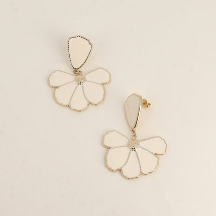 Boucles pendantes Isae - pierre naturelle, fleur texturée, mailles serpent pendantes