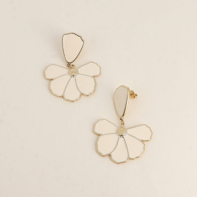 Boucles pendantes Isae - pierre naturelle, fleur texturée, mailles serpent pendantes