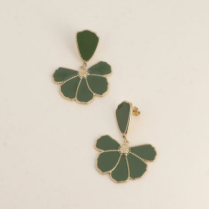 Boucles pendantes Isae - pierre naturelle, fleur texturée, mailles serpent pendantes