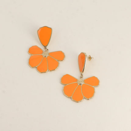 Boucles pendantes Isae - pierre naturelle, fleur texturée, mailles serpent pendantes