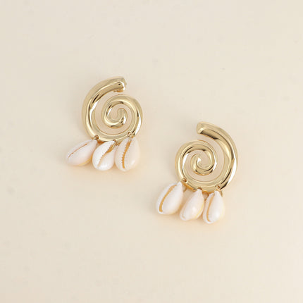 Boucles pendantes - pièce coquillage escargot et 3 cauris pendants