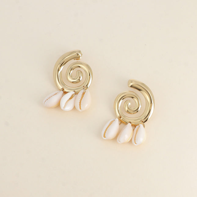 Boucles pendantes - pièce coquillage escargot et 3 cauris pendants