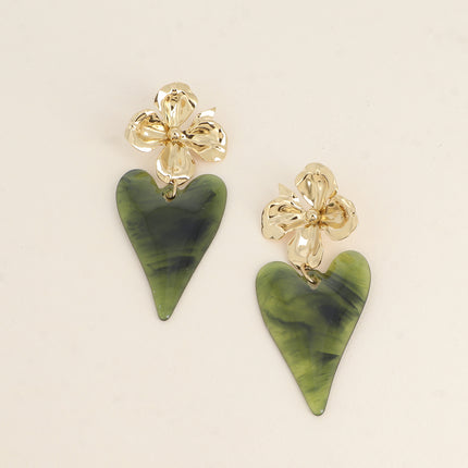 Boucles pendantes - fleur et coeur en résine