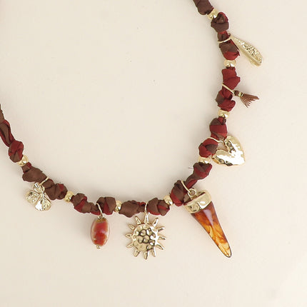 Collier - tissu ruban, perle en céramique émaillée, soleil, corne en résine, coeur texturé