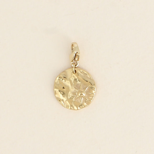 Charm - pendentif rond martelé avec un soleil