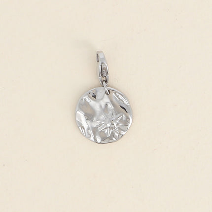 Charm - pendentif rond martelé avec un soleil