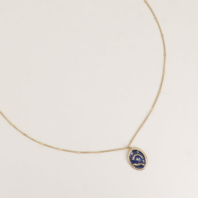 Collier - pendentif ovale en émail avec la main, les étoiles et le soleil