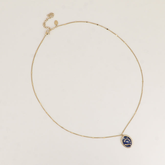 Collier - pendentif ovale en émail avec la main, les étoiles et le soleil