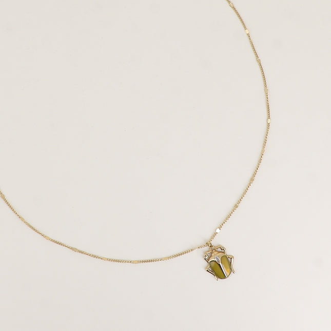 Collier - pendentif scarabée en émail orné d'un petit cristal