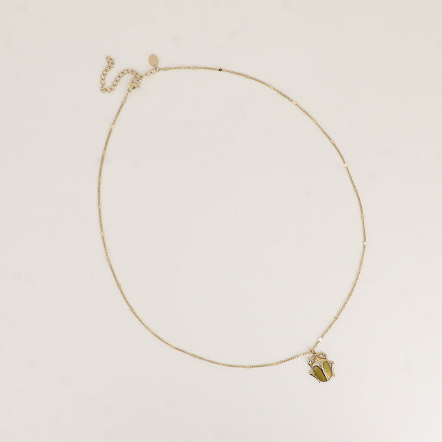 Collier - pendentif scarabée en émail orné d'un petit cristal
