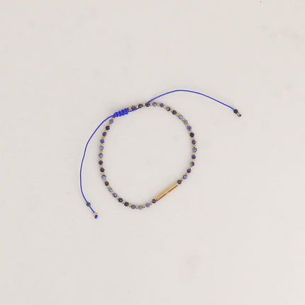 Bracelet - sur fil, fermoir coulissant, tube rectangulaire embelli par des messages "Paix, Liberté, Amour, Carpediem" en acier inoxydable et pierres naturelles