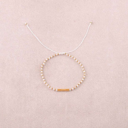 Bracelet - sur fil, fermoir coulissant, tube rectangulaire embelli par des messages "Paix, Liberté, Amour, Carpediem" en acier inoxydable et pierres naturelles