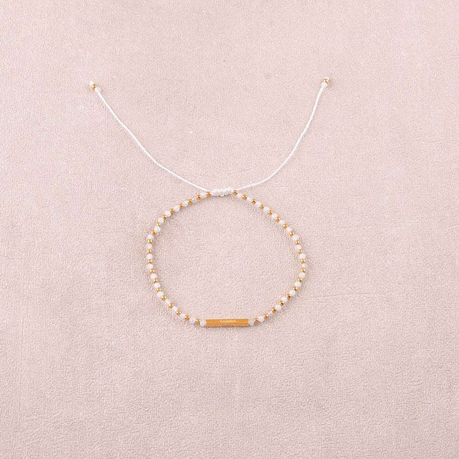 Bracelet - sur fil, fermoir coulissant, tube rectangulaire embelli par des messages "Paix, Liberté, Amour, Carpediem" en acier inoxydable et pierres naturelles