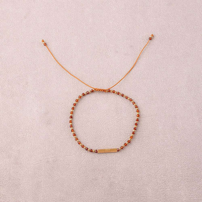 Bracelet - sur fil, fermoir coulissant, tube rectangulaire embelli par des messages "Paix, Liberté, Amour, Carpediem" en acier inoxydable et pierres naturelles