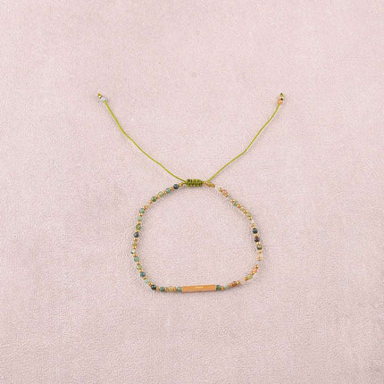 Bracelet - sur fil, fermoir coulissant, tube rectangulaire embelli par des messages "Paix, Liberté, Amour, Carpediem" en acier inoxydable et pierres naturelles