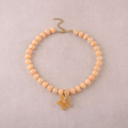 Collier - sur câble avec perles en résine, anneau de pierres naturelles et fleur en résine