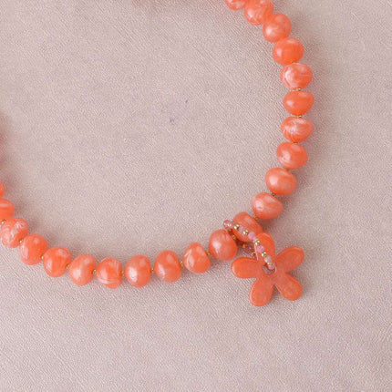 Collier - sur câble avec perles en résine, anneau de pierres naturelles et fleur en résine
