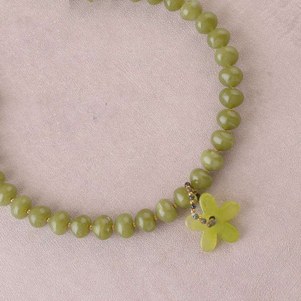 Collier - sur câble avec perles en résine, anneau de pierres naturelles et fleur en résine