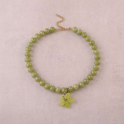Collier - sur câble avec perles en résine, anneau de pierres naturelles et fleur en résine