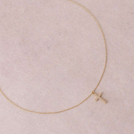 Collier - croix religieuse et oxyde de zirconium