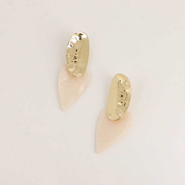 Boucles pendantes - pièce ovale martelée et coeur en résine