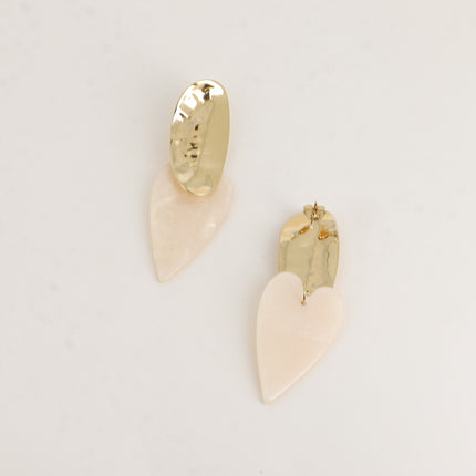 Boucles pendantes - pièce ovale martelée et coeur en résine
