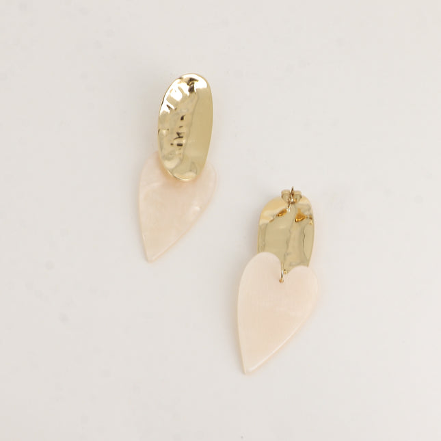 Boucles pendantes - pièce ovale martelée et coeur en résine