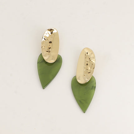 Boucles pendantes - pièce ovale martelée et coeur en résine