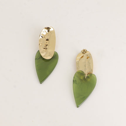 Boucles pendantes - pièce ovale martelée et coeur en résine