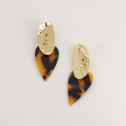 Boucles pendantes - pièce ovale martelée et coeur en résine