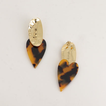 Boucles pendantes - pièce ovale martelée et coeur en résine