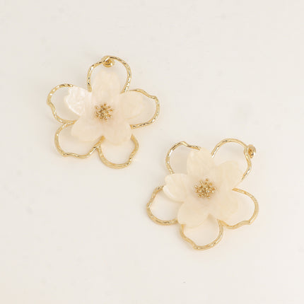Boucles puces Velia - fleur ajourée et fleur en résine