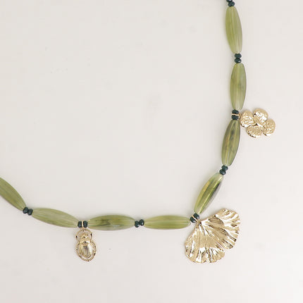 Collier - sur câble, perles en résine, anneaux en acier inoxydable et 3 pendentifs (scarabée, ginko, trèfle avec coeur)