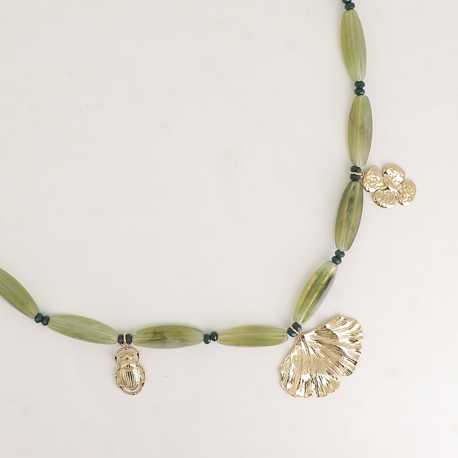 Collier - sur câble, perles en résine, anneaux en acier inoxydable et 3 pendentifs (scarabée, ginko, trèfle avec coeur)