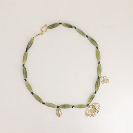 Collier - sur câble, perles en résine, anneaux en acier inoxydable et 3 pendentifs (scarabée, ginko, trèfle avec coeur)